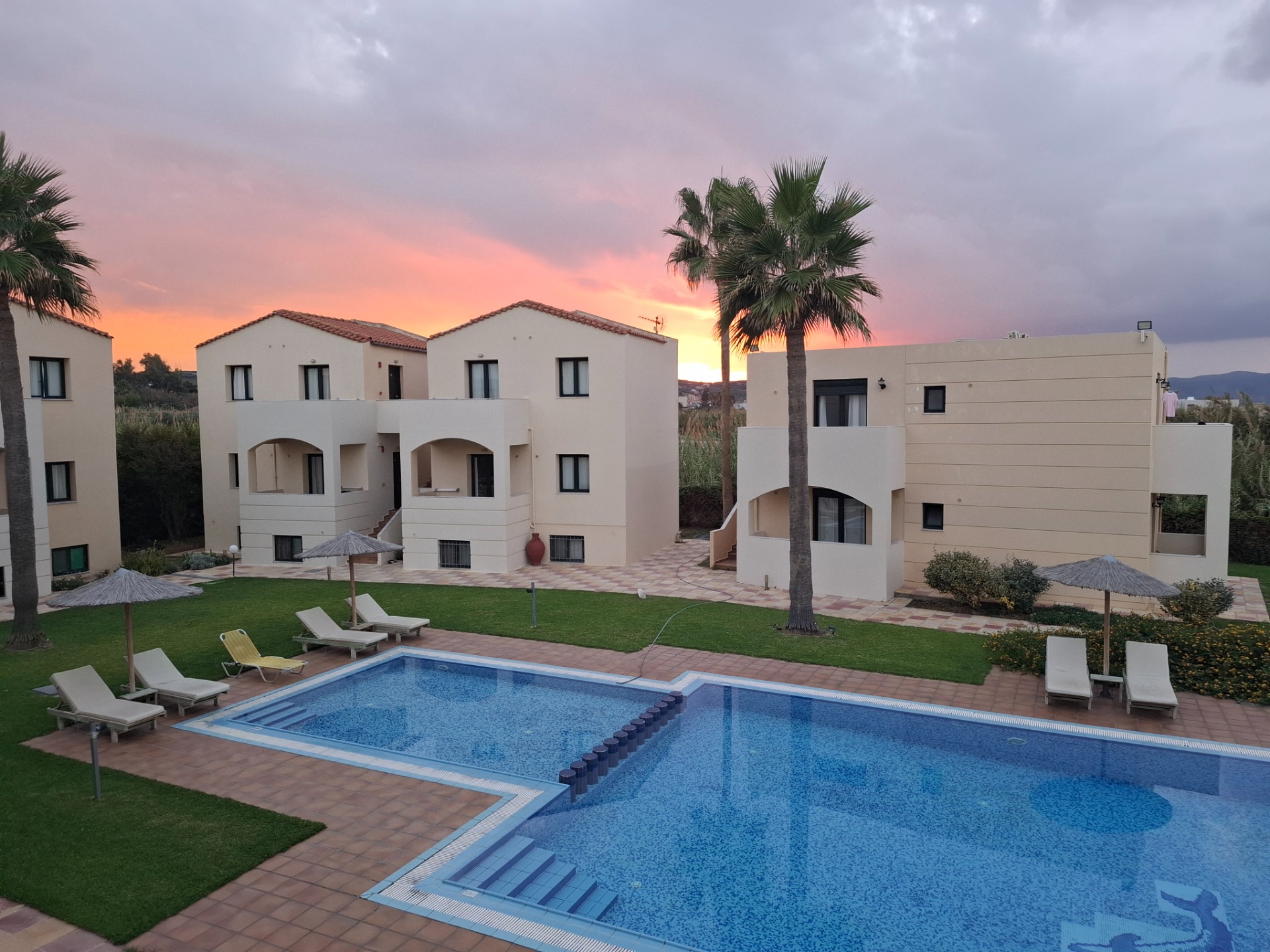 Západ slunce za hotelem